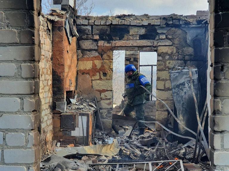 Il lavoro dei soccorritori nelle aree colpite dai mortai nei giorni precedenti nel Donbass